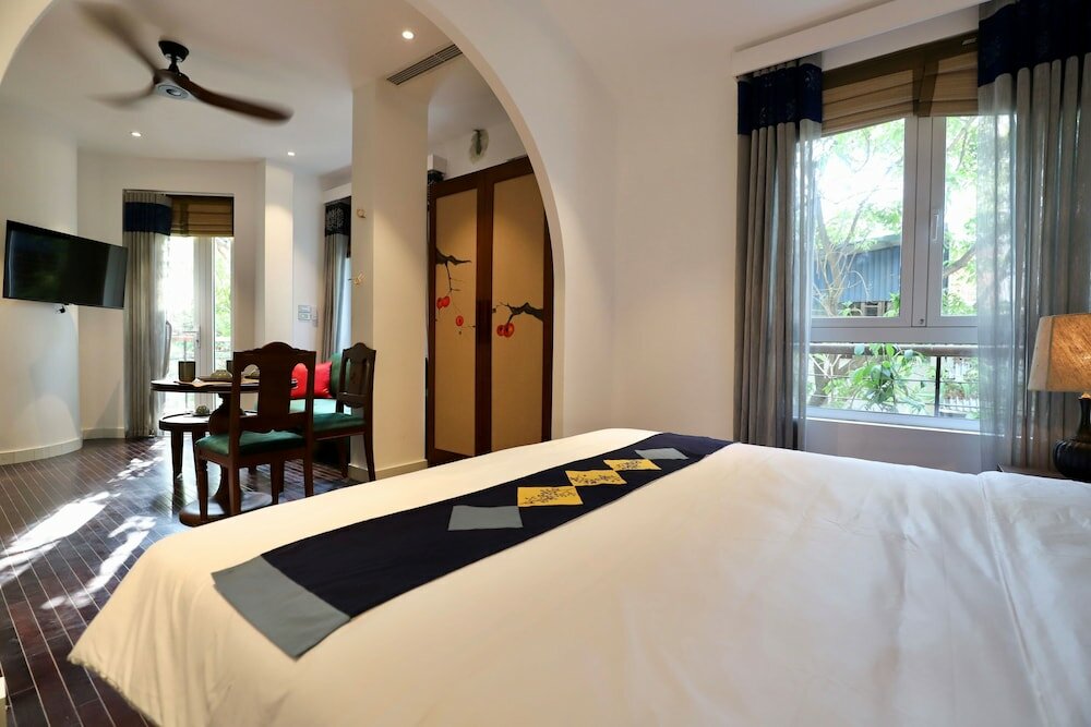 Фото The Quarter Apartment