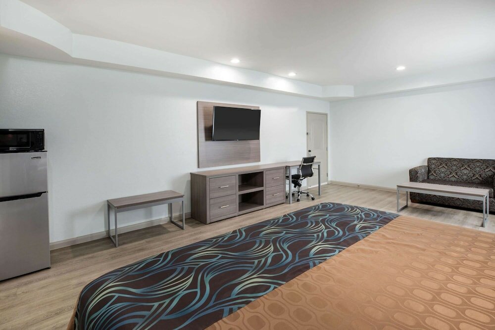 Фото Super 8 by Wyndham Humble/Fallcreek/Houston