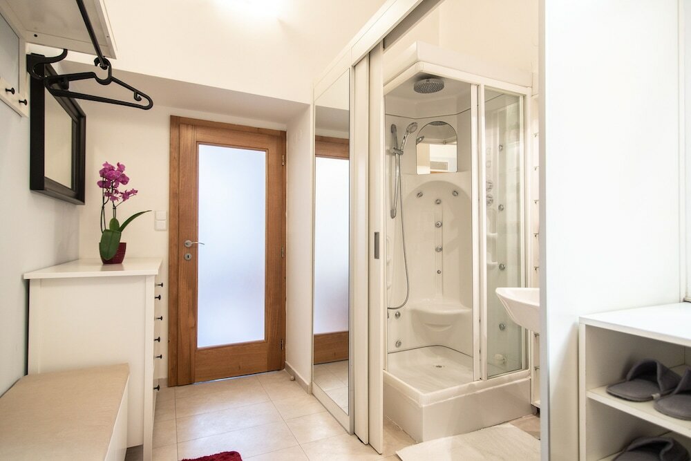 Фото Lovely Apartment on Mala Strana just 10 mins walk to scenic places