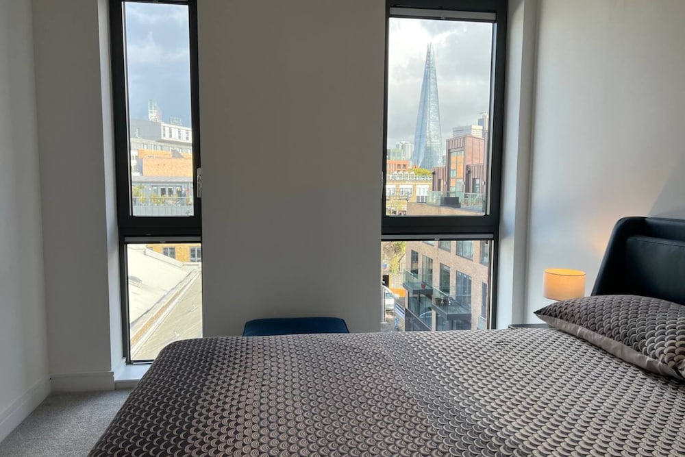 Фото Luxurious and Central 2-bed-flat