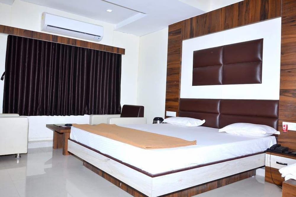 Фото The New Holiday Inn