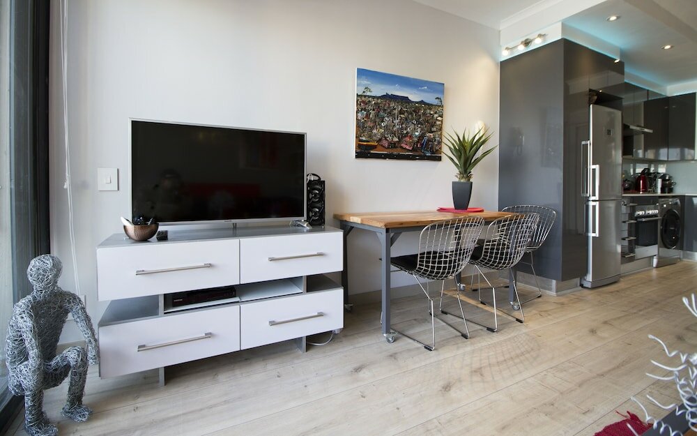 Фото Trendy 1-br City Center Apt