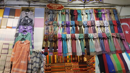 турецкие ткани на прилавке магазина крупным планом