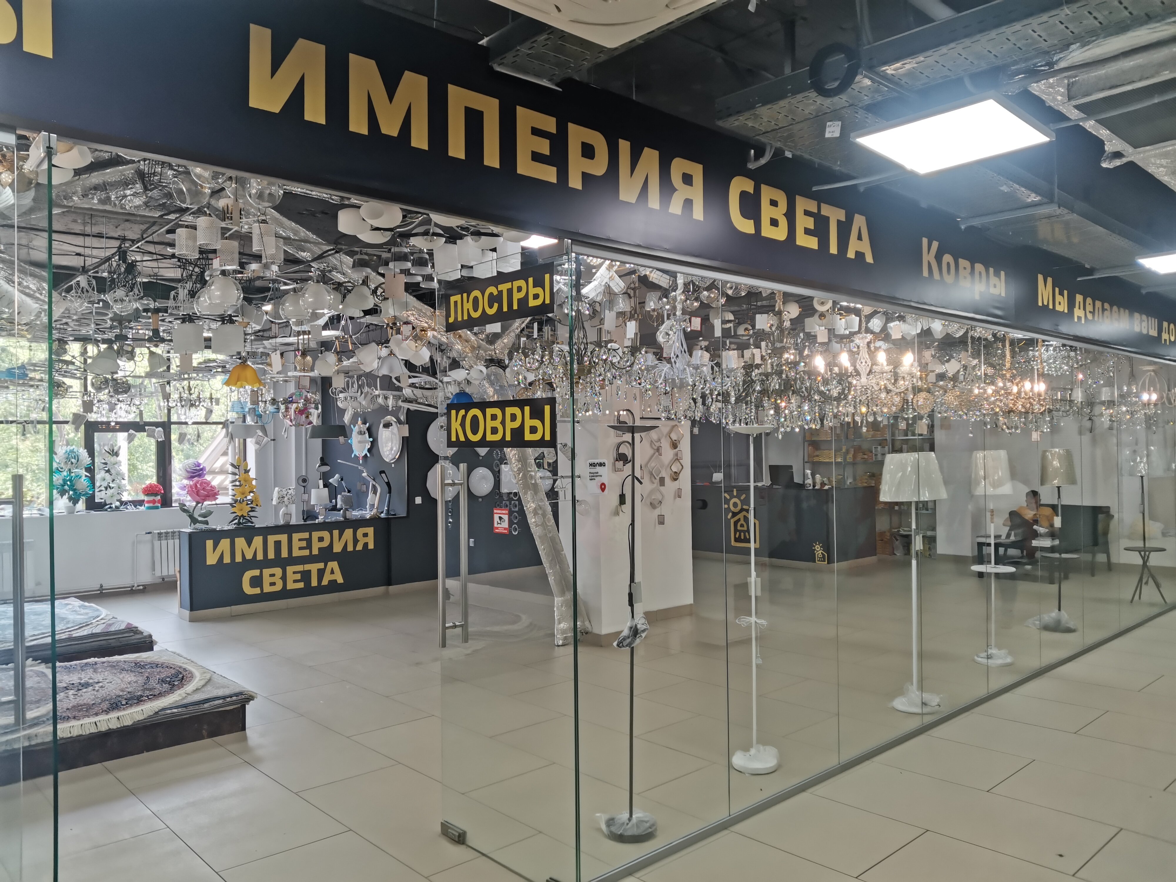 Вена, Вотивная церковь. Спереди, к сожалению, залеплена огромным. - О жизни, чел