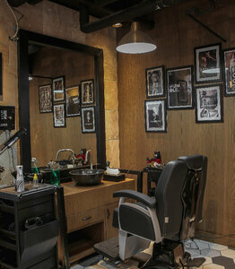 حلاق قريب مني