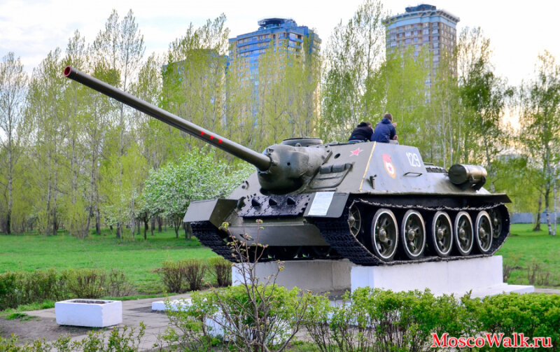 Памятник технике Самоходная артиллерийская установка Су-100, Москва, фото