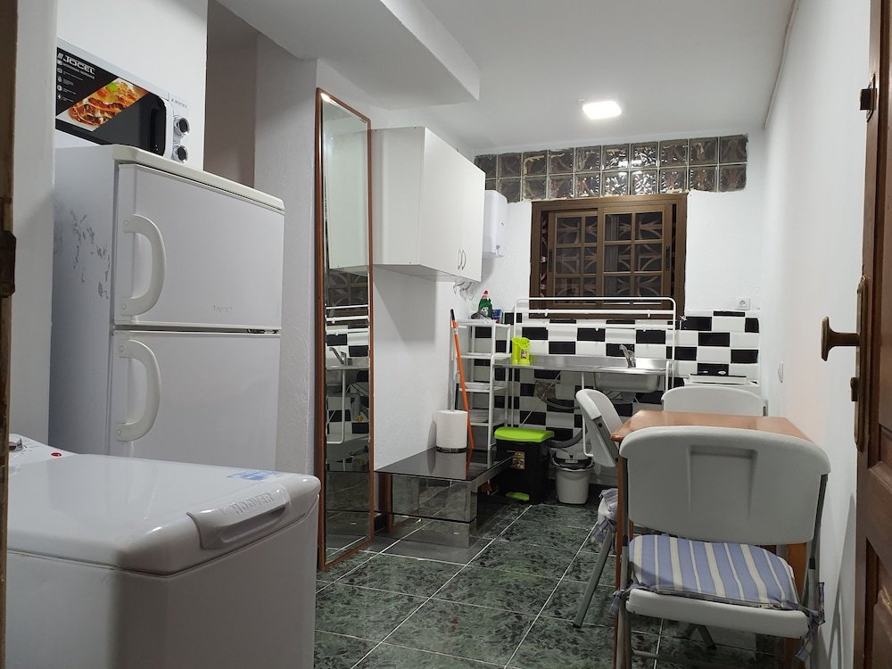 Фото Low Cost Room Plaza de Hierro IV