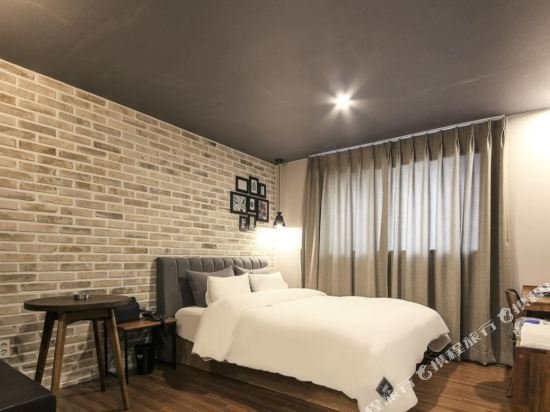 Фото Brown Dot Daeyeon