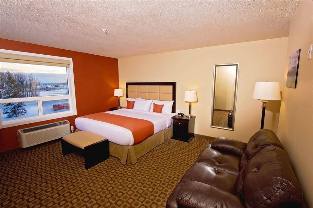 Фото Service Plus Inns & Suites Drayton Valley