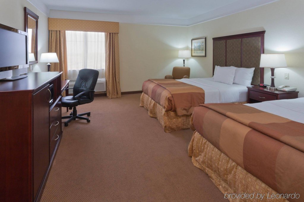 Фото La Quinta Inn & Suites by Wyndham Dallas South-DeSoto