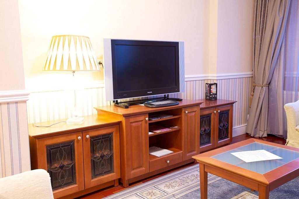 Фото Queen's Court Hotel & Residence