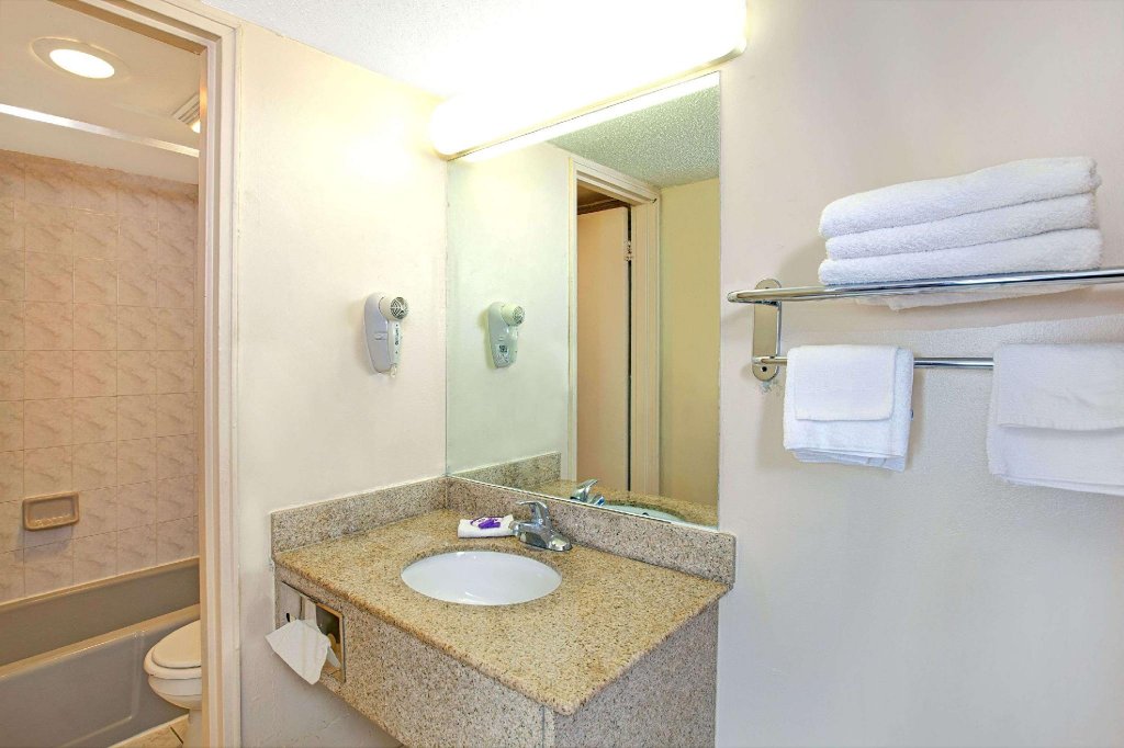 Фото Knights Inn South Hackensack