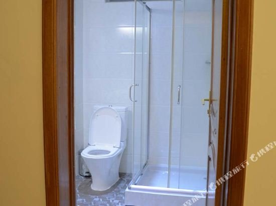 Фото La Posh Hotel