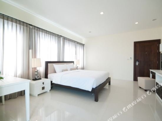 Фото The Empire Nimman