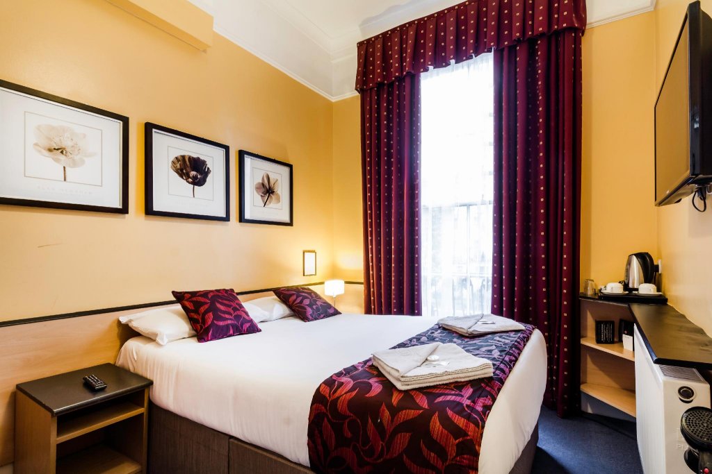 Фото Tudor Court Hotel