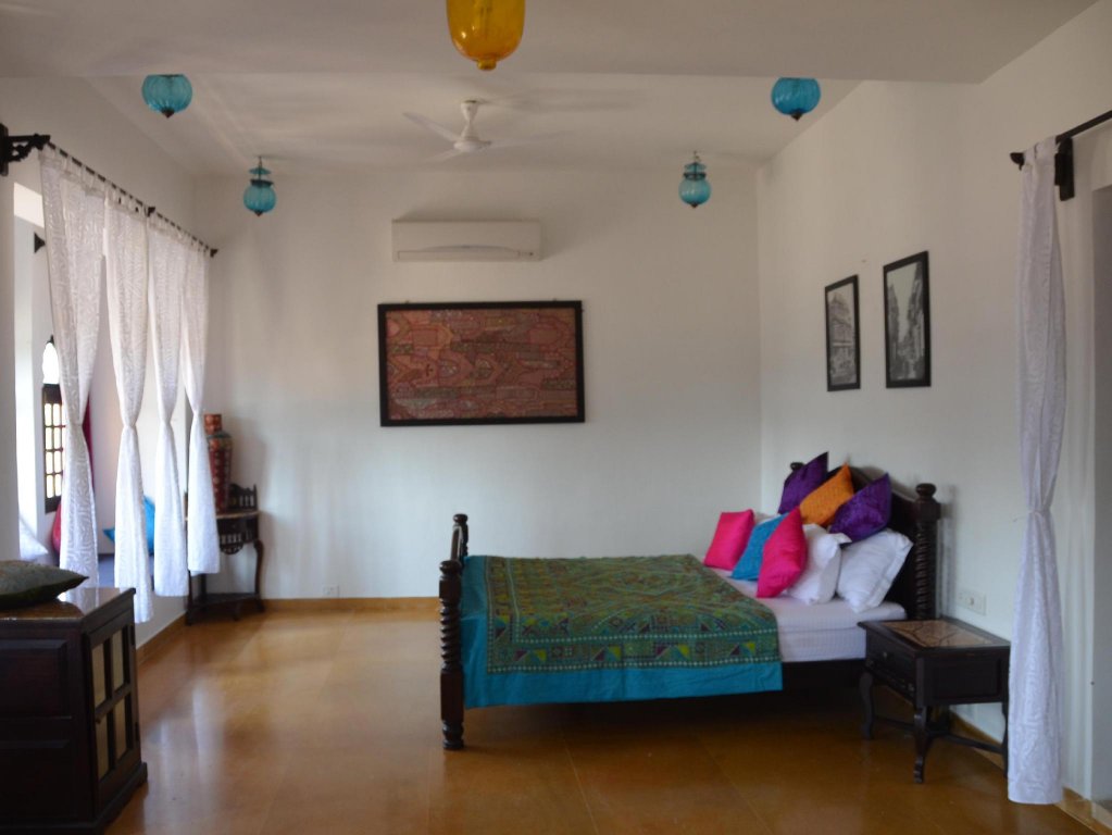 Фото The Golden House