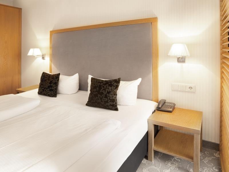 Фото Townhouse Hotel