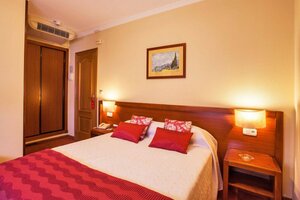 San Lorenzo (Santiago de Compostela, Calle San Lourenzo, 12), hotel