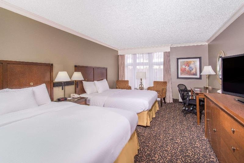 Фото Ramada by Wyndham Cornwall