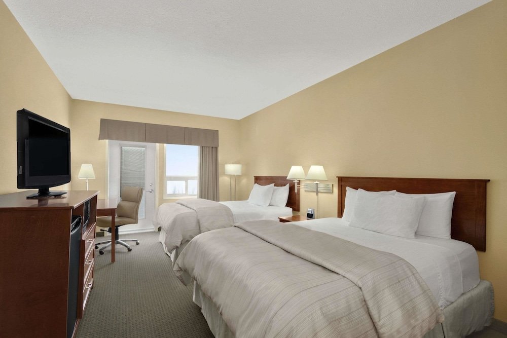 Фото Days Inn & Suites by Wyndham Brandon