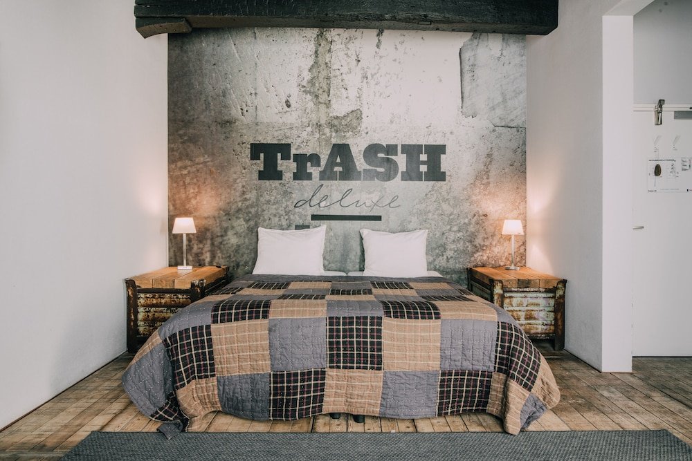 Фото Hotel Trash Deluxe