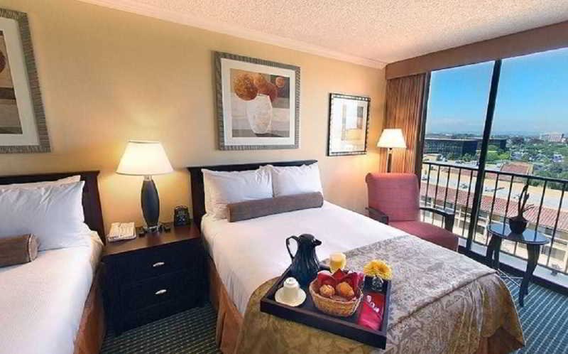 Фото Hilton Irvine Orange County Airport