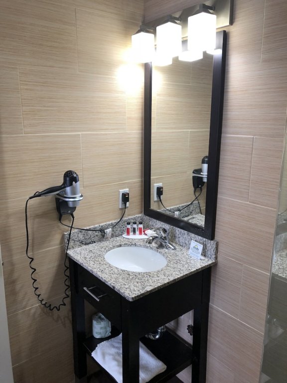 Фото Days Inn by Wyndham Brooklyn Borough Park