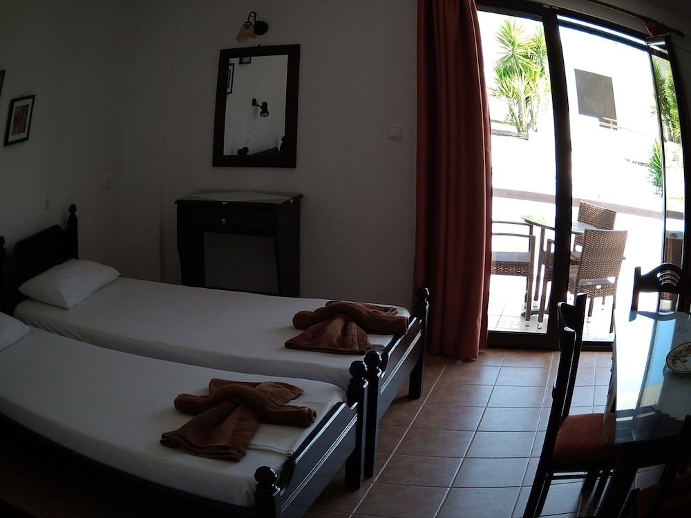 Фото Skiathos Petite Apartments