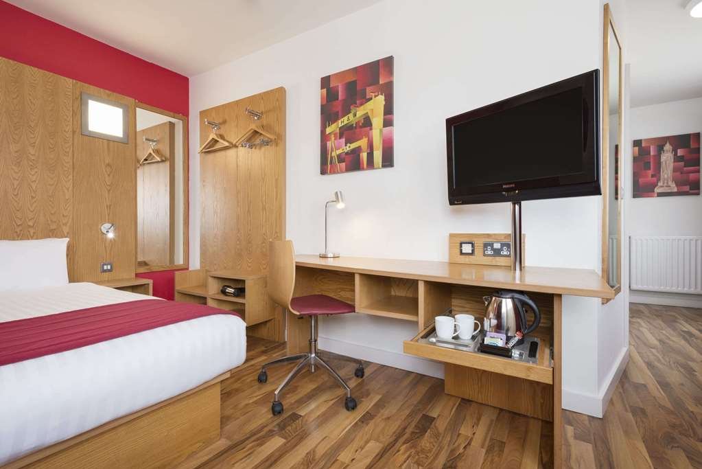 Фото Ramada by Wyndham Belfast City Centre