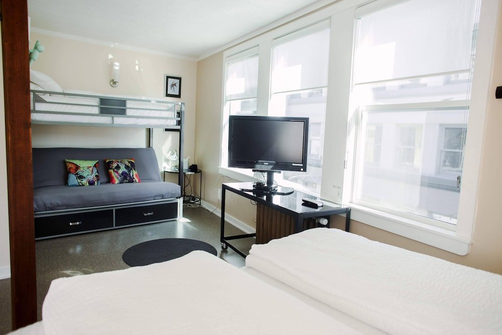 Фото Silverbow Inn Hotel & Suites