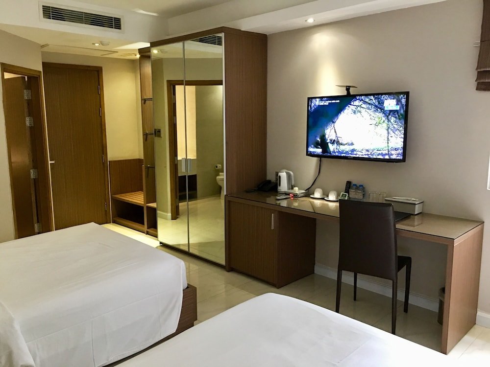 Фото The Luxe Hotel