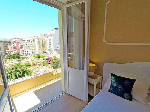 Гостиница Colibrì Prestige Rooms в Кальяри