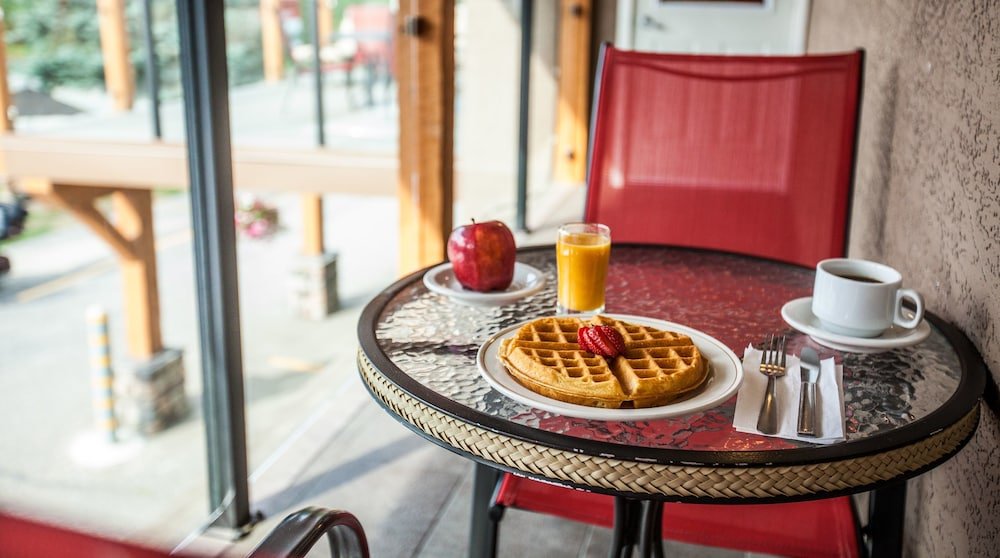 Фото Swiss Chalet Motel