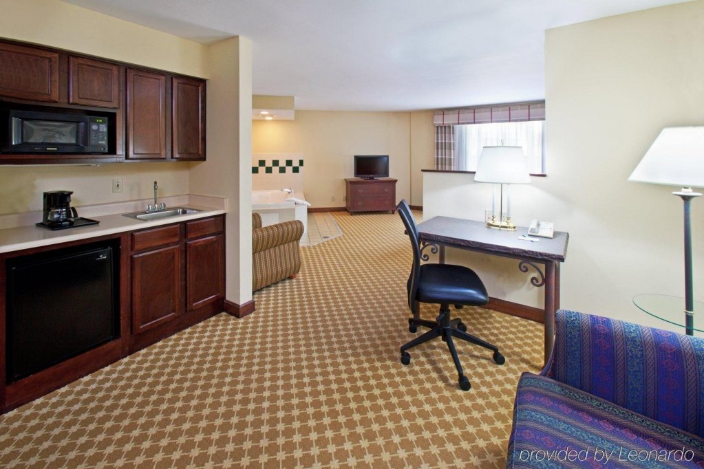 Фото Best Western Plus Des Moines West Inn & Suites