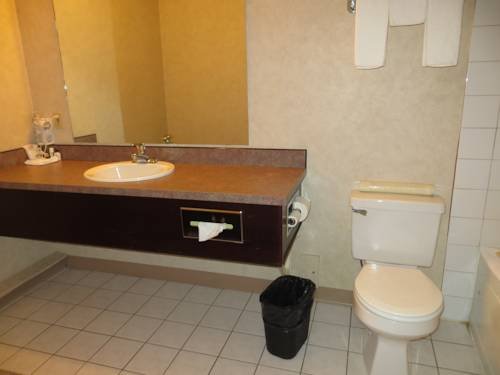 Фото Travelodge by Wyndham Whitecourt Conference Centre & Suites