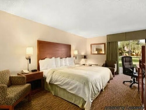 Гостиница Days Hotel by Wyndham Peoria Glendale Area в Пеории