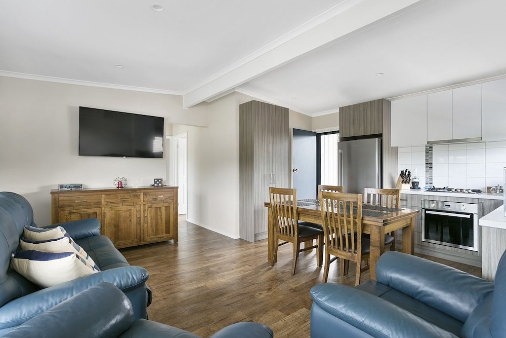 Фото Upstairs Cottage on Beachurst