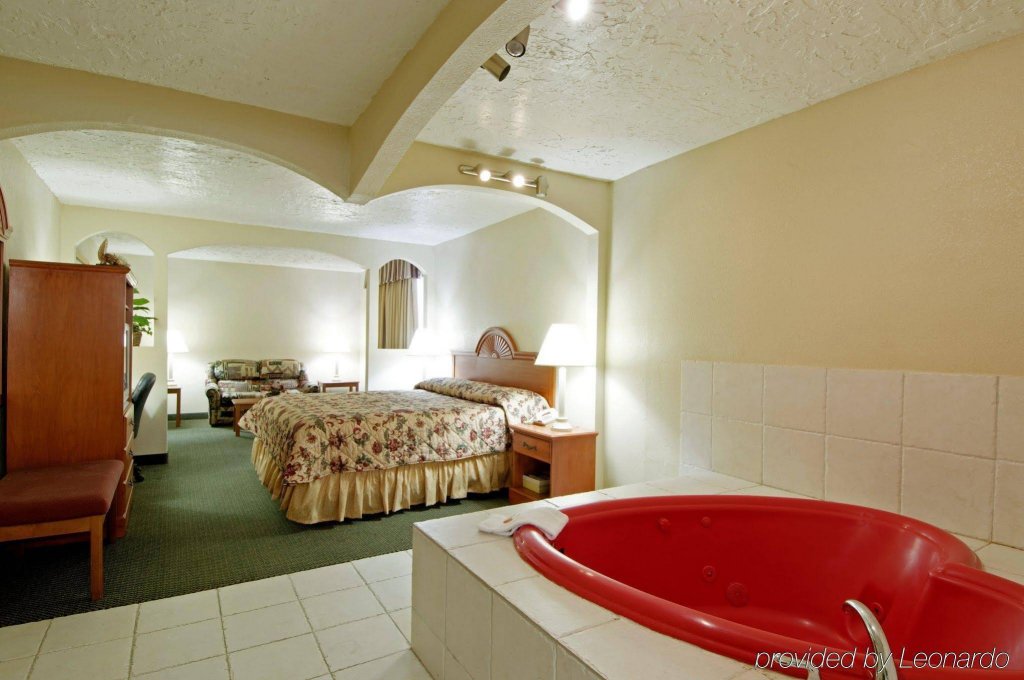 Фото Econo Lodge Inn & Suites