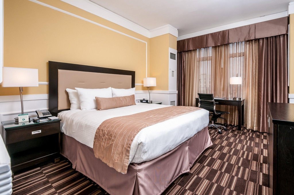 Фото The Pickwick Hotel