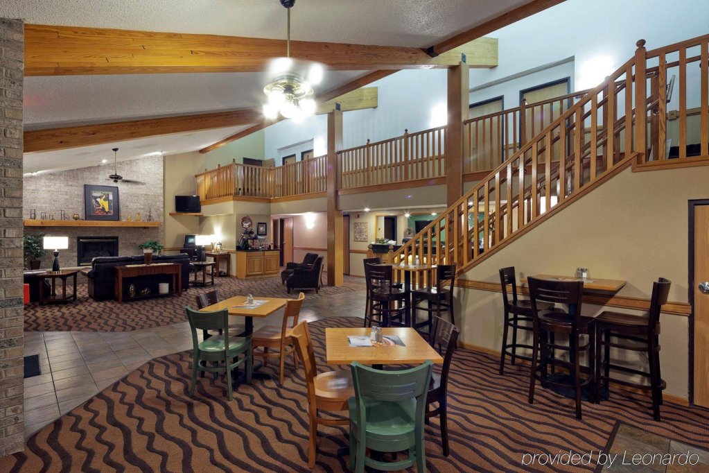 Фото AmericInn by Wyndham Hartford Wi