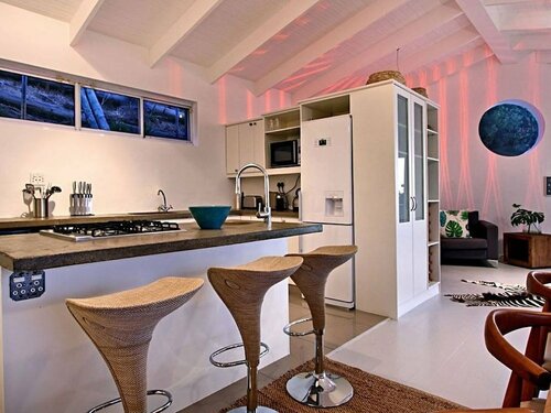 Гостиница Bungalow on 4th - Three Bedroom House, Sleeps 6 в Кейптауне