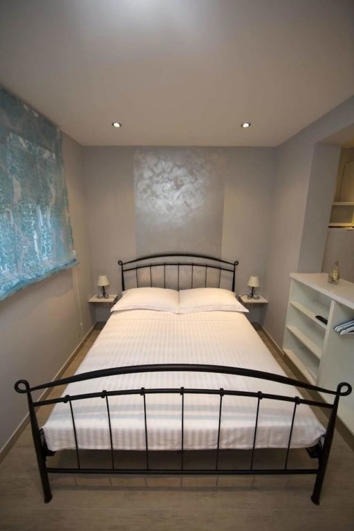 Фото Studio Apartment with garden