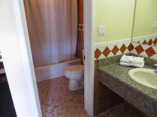 Фото Golden West Manor Motel