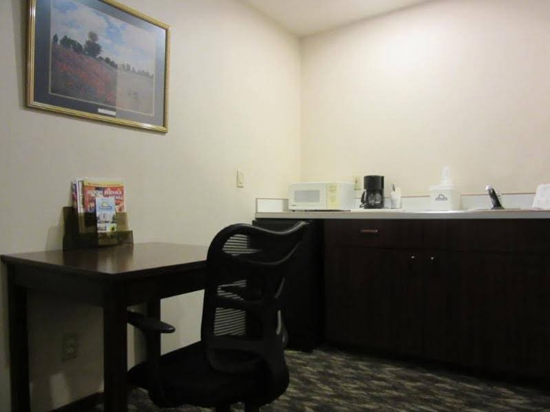 Фото Days Inn by Wyndham Seatac Airport