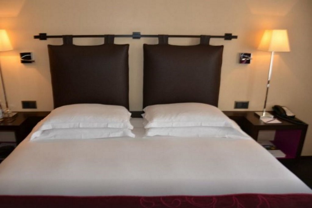 Фото Eastwest Hotel