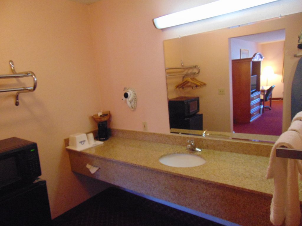 Фото Days Inn by Wyndham Huntington