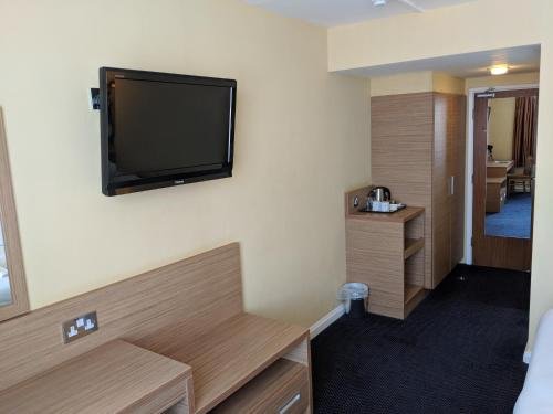 Фото Ramada by Wyndham Loughborough Hotel