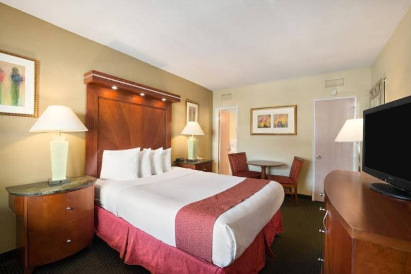 Фото Days Inn by Wyndham Miami Airport North