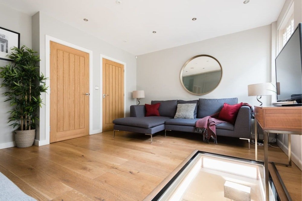 Фото The Escalier Mews - Stunning 3bdr Mews Home Flooded with Natural Light