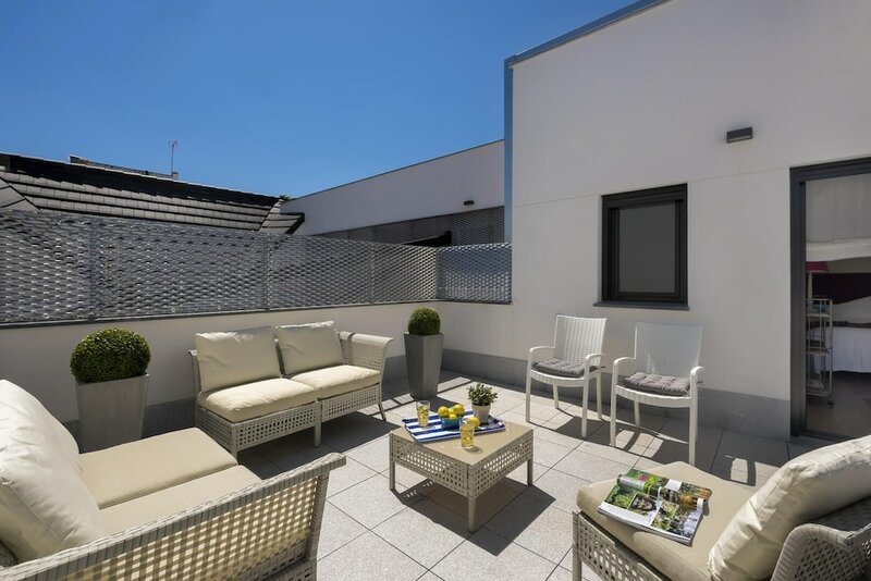 Жильё посуточно Best Location Santa Cruz Quarter 2 Bd Apartment With Private Terrace. Mateos Gago Terrace в Севилье